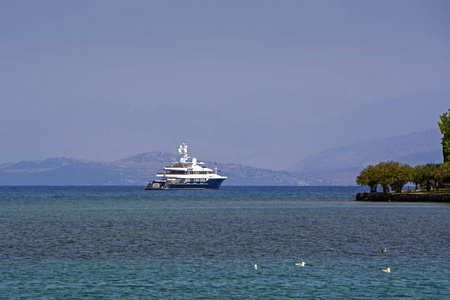 希腊科孚岛蔚蓝海岸的游艇。游艇和航海冒险。豪华旅行和船上航行。热带岛的暑假。水运和船用船