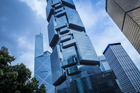 在蓝天的衬托商务区的现代摩天大楼的底视图