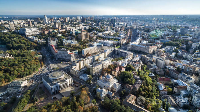 在基辅市中心的鸟瞰图独立和kreshchatik街道的迈丹并且乌克兰房子是