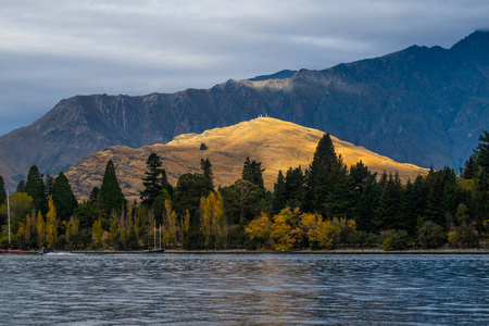 瓦卡蒂普湖周围的景观和 Remarkables 在皇后镇, 新西兰