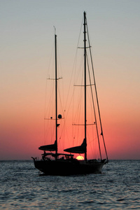美丽的日落，热带海洋与长尾船在费蒂耶