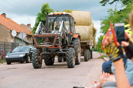 秸秆卷在农业机械拖车, 拖拉机运输扭曲捆干草
