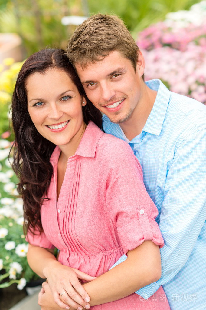 幸福的情侣拥抱自然的花园里