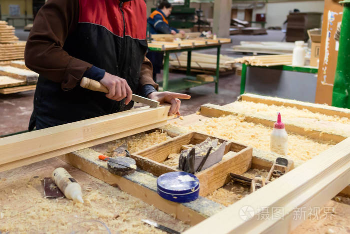 体力劳动工人在木工厂工作.环境照片-正版商用图片04zcv2-摄图新视界