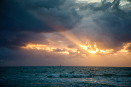 从迈阿密海滩看到的在大西洋的清晨日出