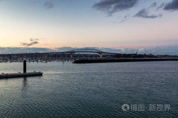 奥克兰大桥及海港平静水的黄昏景色