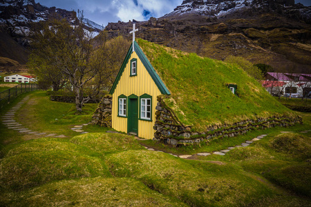 霍夫2018年5月05日 冰岛霍夫镇的草坪教堂