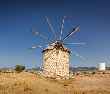 古板风车在住宿省博德鲁姆山的阳光景色