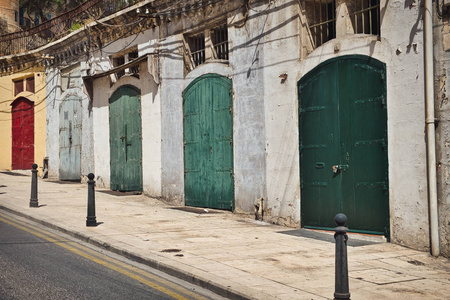 马耳他瓦莱塔的彩色门照片