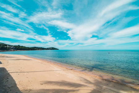 美丽的热带海滩海和沙子与椰子棕榈树在蓝天白云为旅行和假期