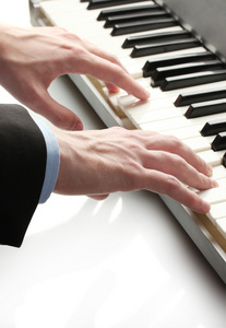 弹钢琴的男人的手