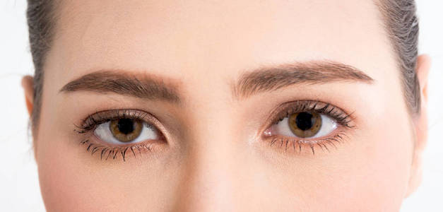 特写眼睛妇女与充分的化妆健康皮肤隔绝在白色背景上