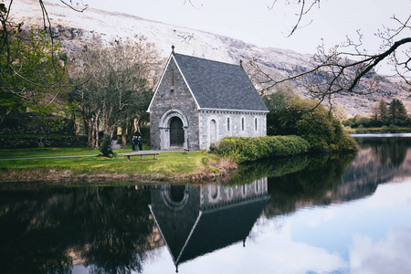 Gouganebarra 湖和河李的看法在圣财务巴雷演讲教堂在县科克, 爱尔兰