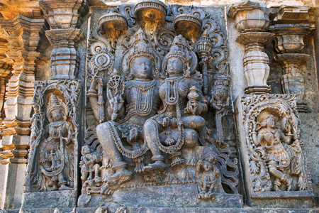 雕塑在门面, 西边墙壁。湿婆帕瓦蒂。Hoysaleshwara 寺, Halebidu, 卡纳卡, 印度。从西边看