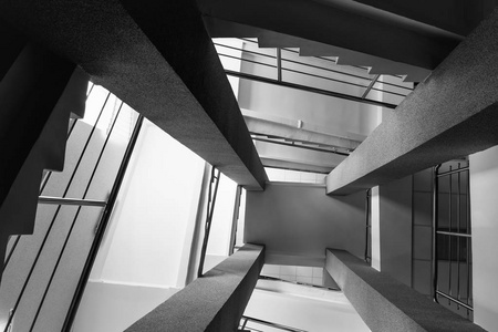 从建筑学四长方形专栏, 楼梯与金属铬栏杆, 明亮从窗口, 抽象透视在