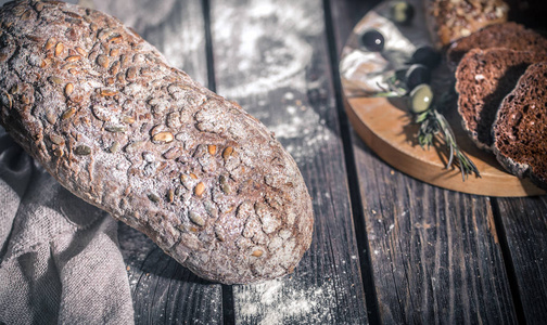 新鲜的面包在一个美丽的木质背景, 健康食品和烘焙行业的概念