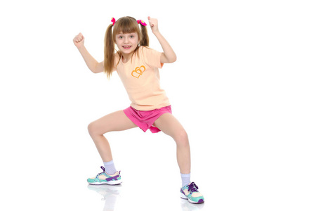 一个小女孩做体操锻炼