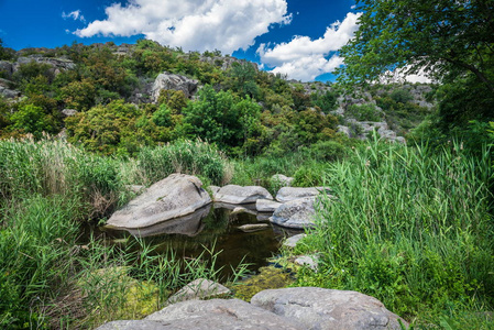 深花岗岩 Aktovo 峡谷的全景观与河流和多云的天空, 乌克兰的自然奇观之一