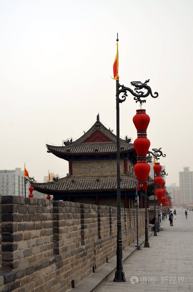 西安古城墙上的雾天古塔中国