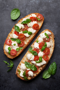 Caprese bruschetta 用樱桃西红柿, 意大利干酪和罗勒敬酒。顶部视图