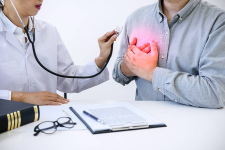 女医生检查患者心脏跳动情况并推荐治疗方法及用药方式