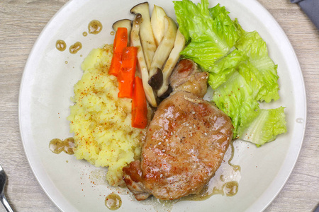 土豆泥蘑菇猪肉牛排, 绿生菜
