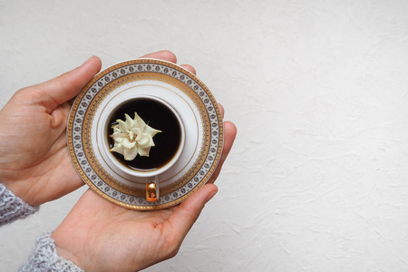 咖啡和玫瑰。一杯黑色的咖啡, 表面上有一朵花