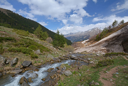 高加索的美丽的春天山风景图片