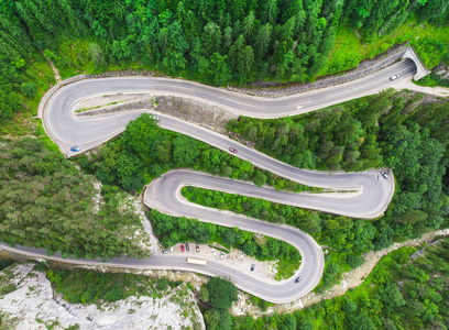 弯曲的道路与汽车和美丽的森林景观。Bicaz 峡谷, 罗马尼亚。空中鸟瞰从无人机