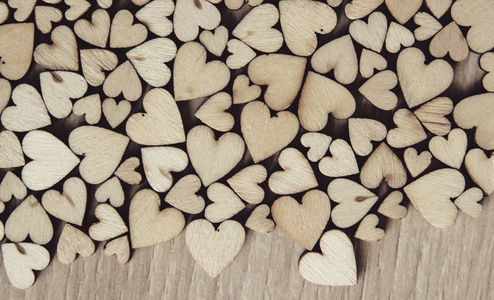 木头心脏在木头背景, 情人节概念以选择的红色心脏