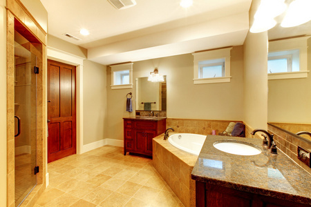 大浴室内部与高端品质图片