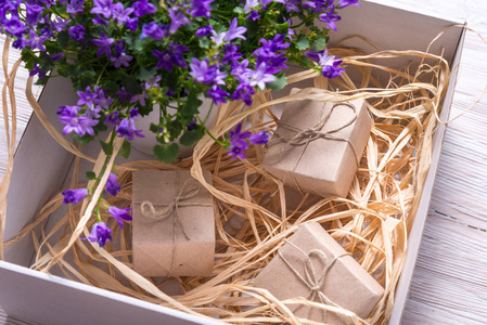 包装带鲜花和小礼品盒