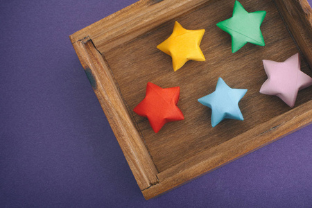彩色折纸幸运星在一个木箱里。特写