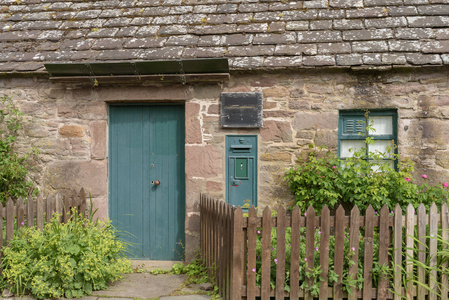 位于苏格兰安格斯的格拉姆斯村的石建平房和前邮政局