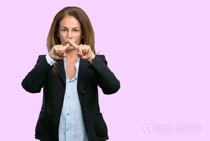 中年企业妇女对不良态度感到恼火, 用手停止手势, 说不, 表示安全