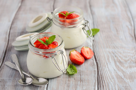 自制天然酸奶草莓和薄荷, 选择性聚焦