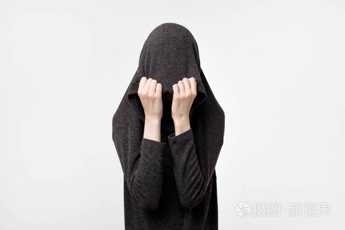 她的头上 oulling sweatr.压抑的情绪.想单独去 ba.保护个人空间