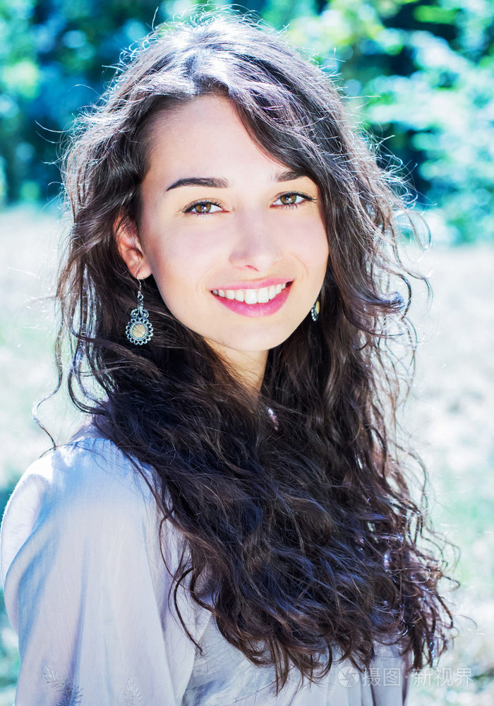 年轻漂亮的女人照片-正版商用图片04ztmj-摄图新视界