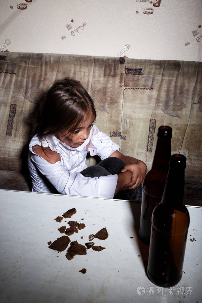 虐贫民窟里可怜的孩子乞求你帮助贫穷或饥饿的人贫穷和酗酒的概念