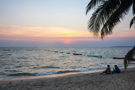 在泰国芭堤雅度假胜地的泰国湾日落美景
