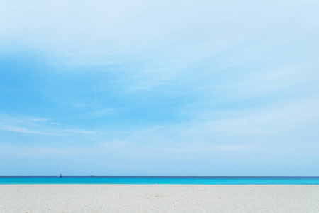 多云的天空, 绿松石地中海海和白沙在福门特拉岛岛的海滩。阿里群岛。西班牙