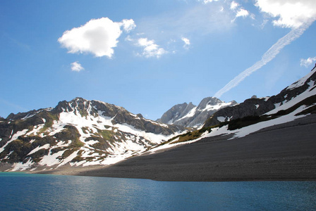 多云天空下雪山绿松石湖景观景观