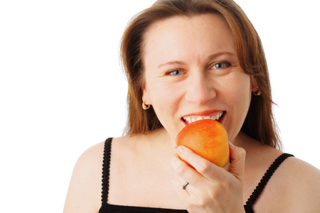 年轻女子吃一个苹果