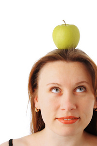 在女人的头上的苹果
