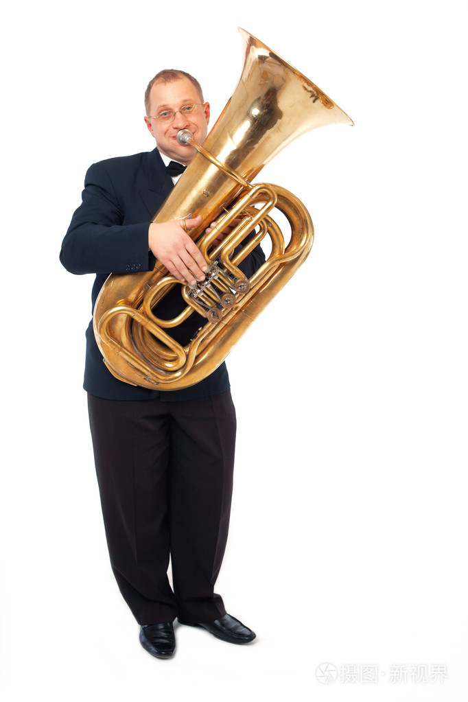 音乐家演奏低音喇叭