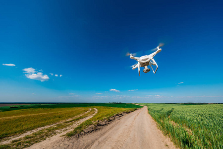 quadcopter 无人驾驶飞机在蓝天上空飞越绿场