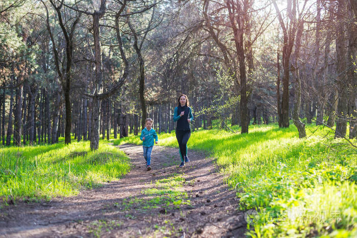 晨跑, 妈妈和女儿沿着森林小路奔跑, 自由空间