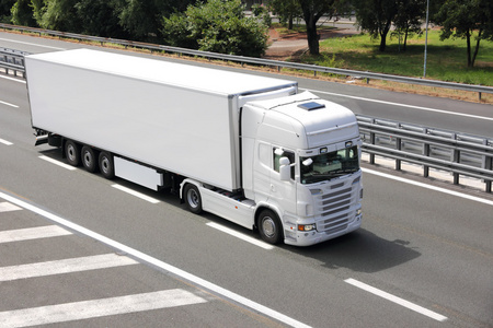 白色卡车图片