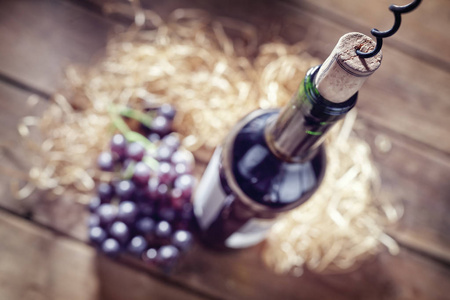 木桌上的葡萄酒葡萄软木和螺旋瓶