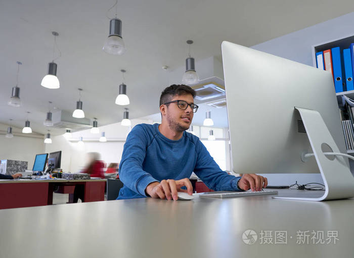 在室内公司办公室工作的设计师年轻人与计算机照片-正版商用图片0500